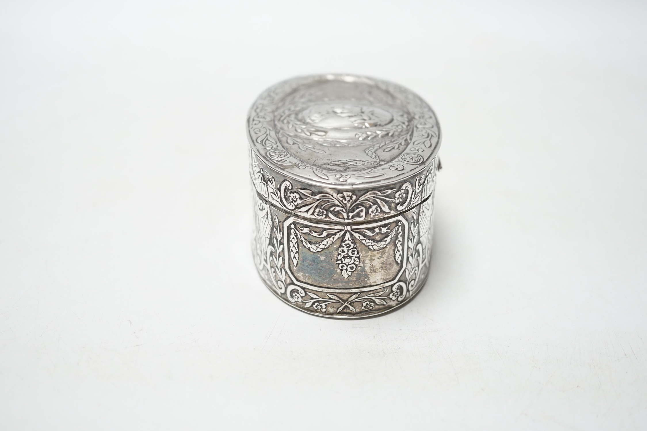 An Edwardian Hanau silver oval box, with hinged cover and foliate and swag decoration, import marks for Berthold Muller, London, 1902, 10.2cm, 5.4oz.